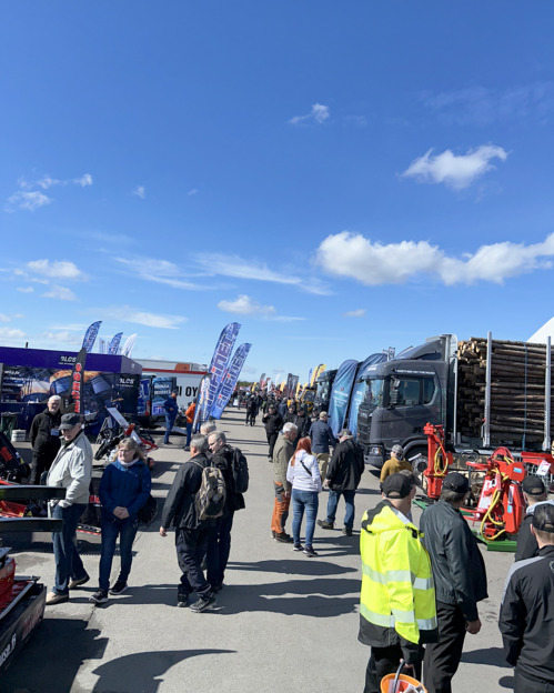 Kuva Proforestin messualueelta, väkeä, osastoja, sininen taivas.