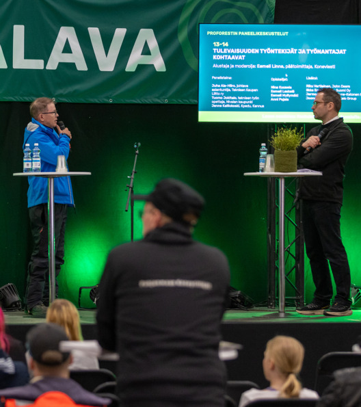 Proforestin paneelikeskustelua luotsaamassa Eemeli Linna Koneviesti-lehdestä