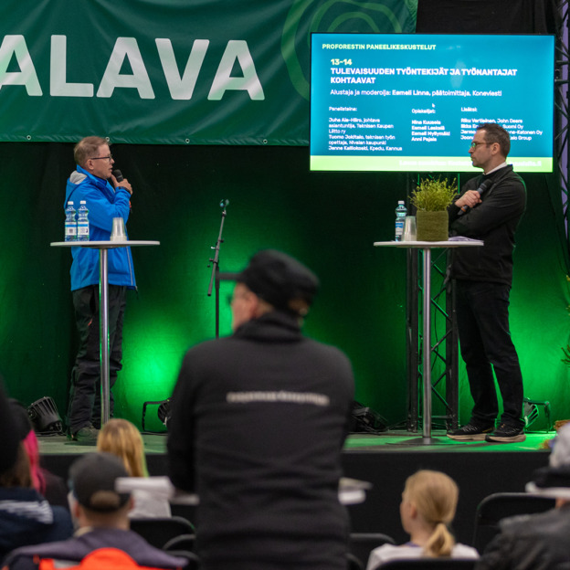 Proforestin paneelikeskustelua luotsaamassa Eemeli Linna Koneviesti-lehdestä